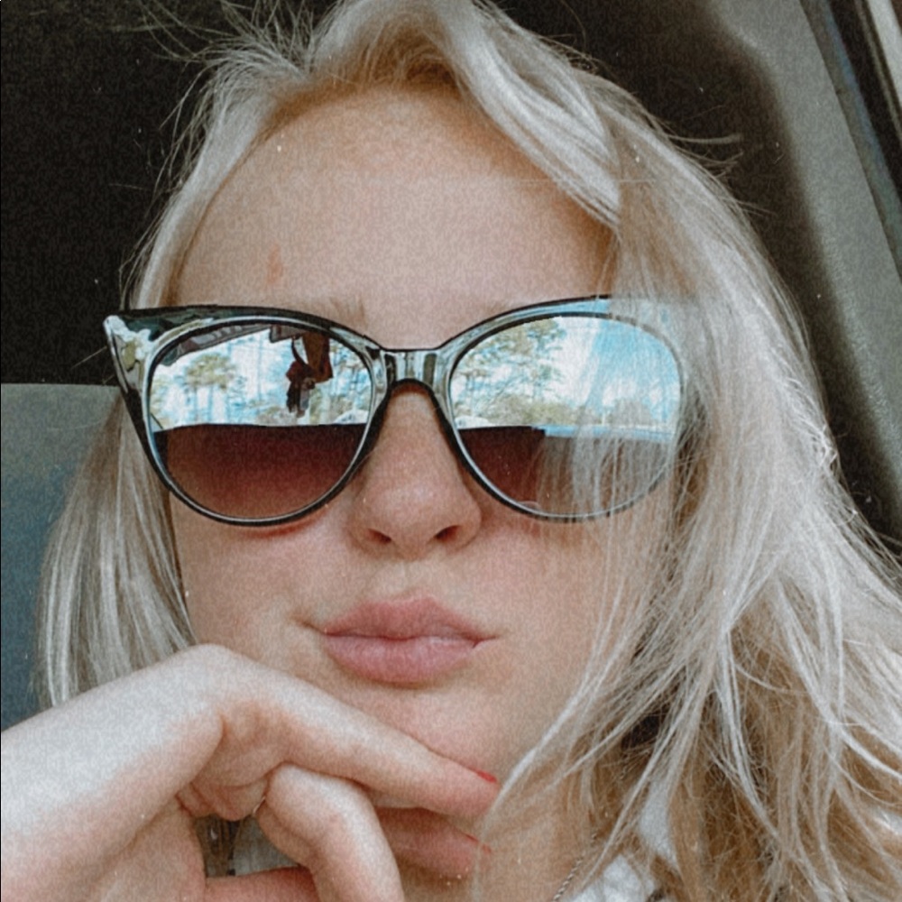 Meet your Posher, Emily - Picture 1 of 1
